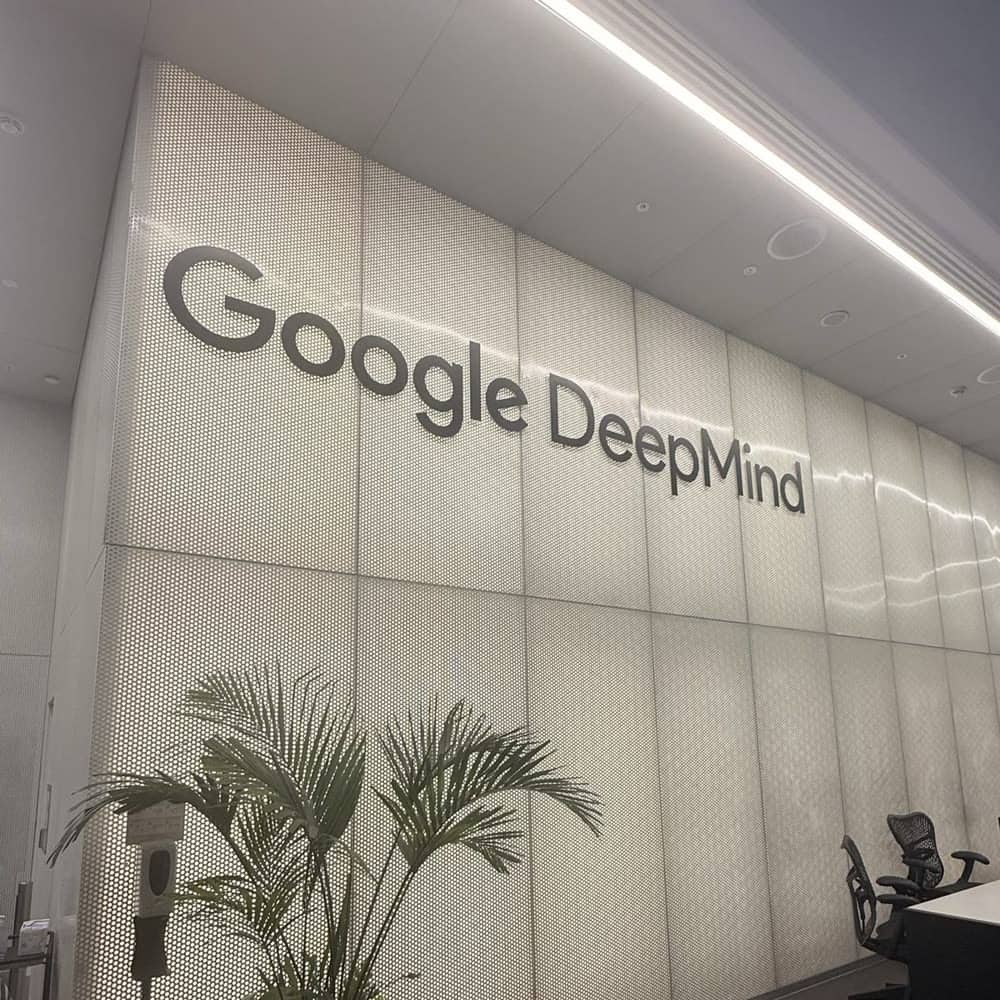 Der Schriftzug „Google DeepMind“ an der Wand des Empfangsbereichs im Londoner Büro.